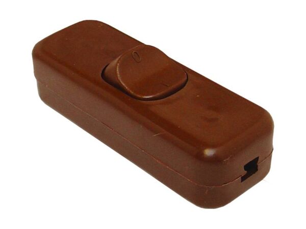 Par l'interrupteur 3A/250V marron.