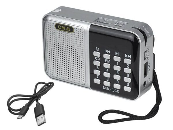 Radio portable MK-140S avec écran, ports USB, MicroSD et AUX, batterie BL-5C et câble Micro USB inclus, couleur argent.