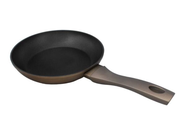 Poêle à frire avec revêtement diamant 24 cm, compatible induction et tous types de plaques de cuisson.