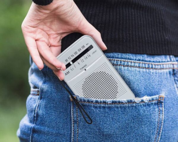 Petite radio de poche portable LTC LEGA, AM/FM, prise casque, argentée.