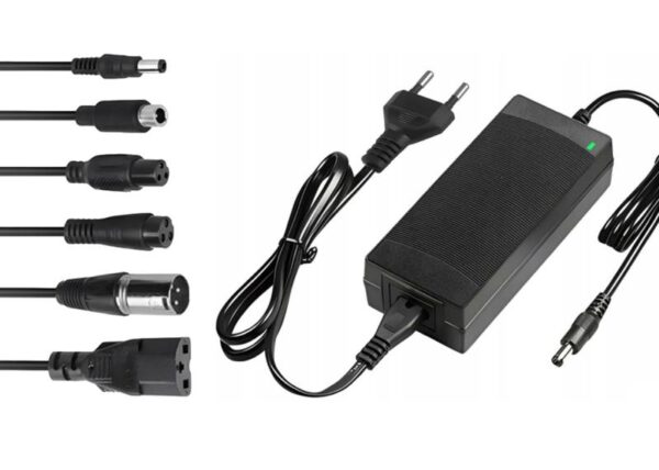 Chargeur pour scooters et véhicules électriques 230 V CA/CC - 54,6 V/2 A 84 W 6 prises CC, 5,5/8/12/17 mm GX 9/16 mm