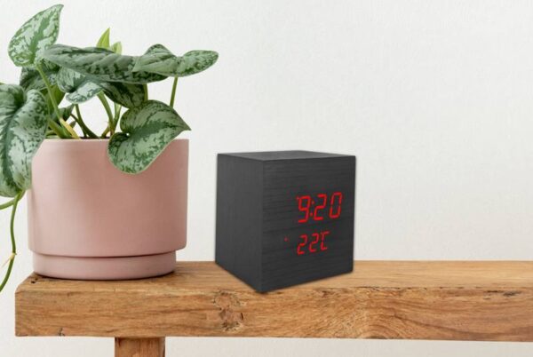 Réveil cube LED avec thermomètre, noir.