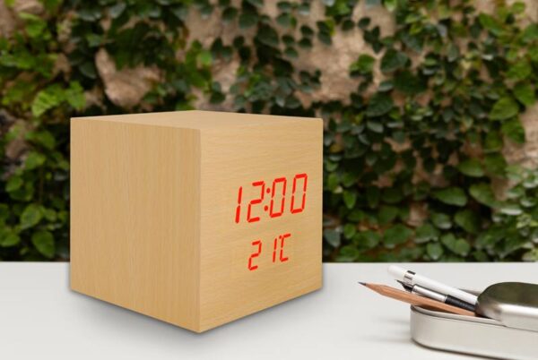 Réveil cube LED LTC avec thermomètre, couleur bois naturel